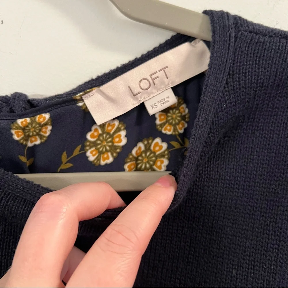 Women’s LOFT Navy Blue Floral Layered Top size XS - Picture 3 of 5